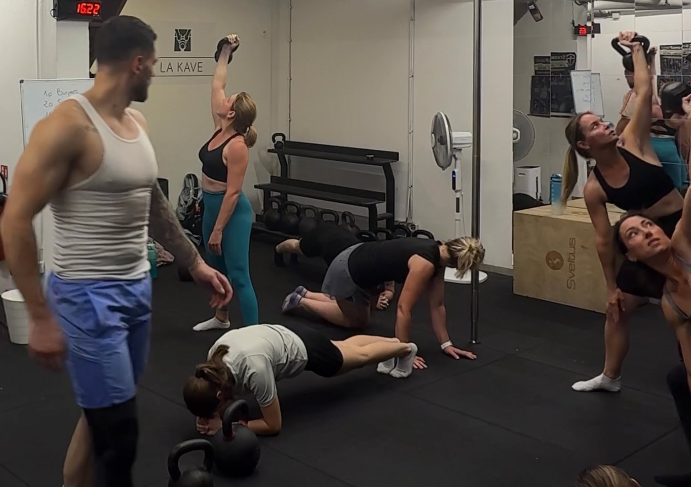 Séance collective HORAX : des clientes à l'entraînement, kettlebells et gainage